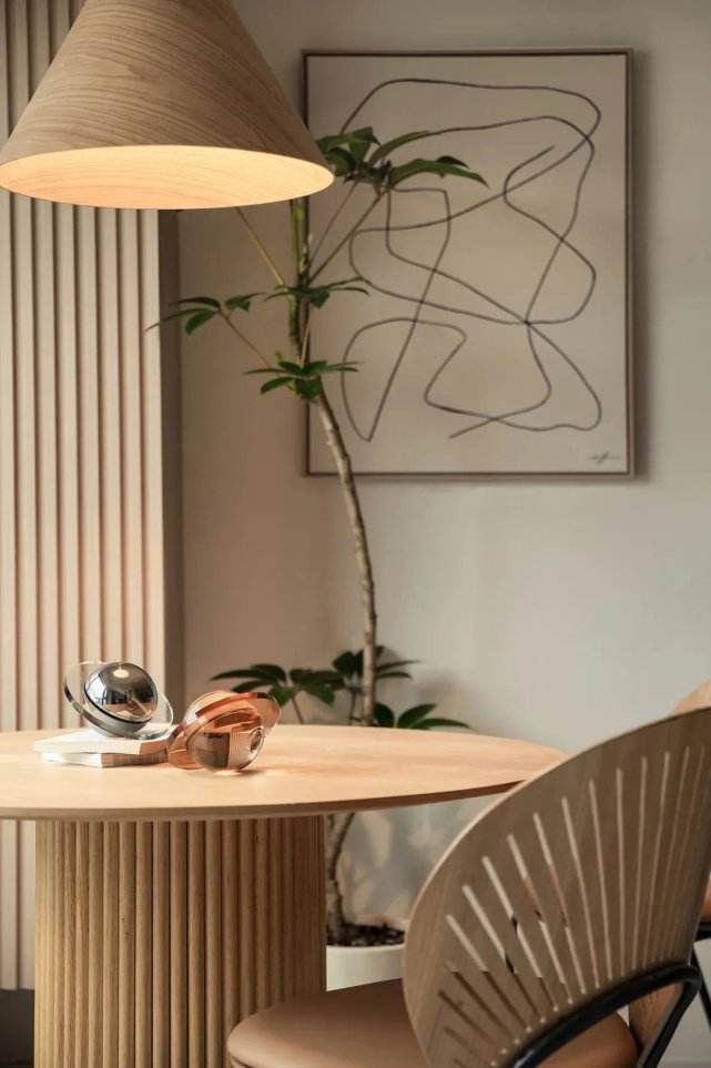 82㎡现代简约丨入户飘窗变卡座，开放式餐厨厅布局绝了