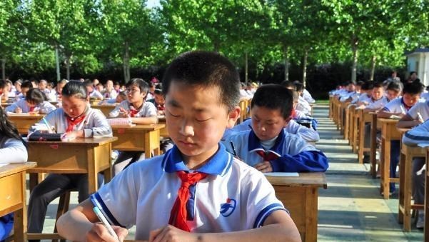 阳光语言矫正说|小学生“豆腐块字体”走红，老师不忍扣分，直言：吃了几台打印机