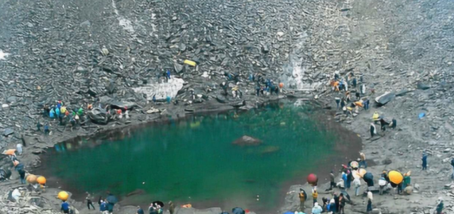 月球 1986年非洲有个湖泊，一夜之间导致千人消失，这里发生过什么？