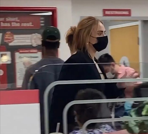 阿黛尔|暴瘦90斤的阿黛尔又秀恩爱!和黑人男友逛街好甜蜜,瘦下来变女神