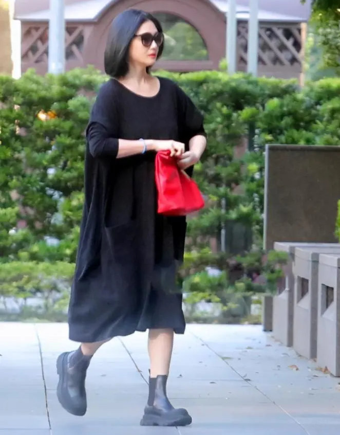 希林娜依·高|大S瘦了好多，穿黑色“孕妇裙”显得空荡荡，配短发还露出尖下巴