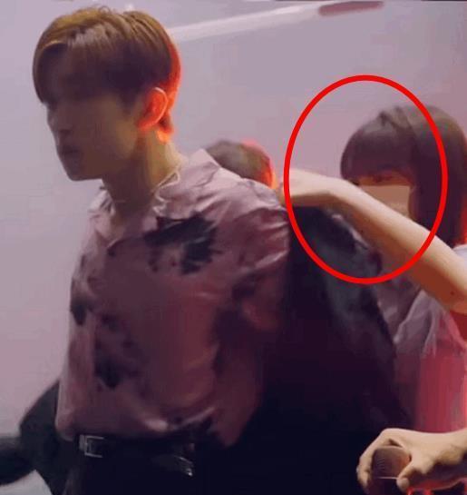 易烊千玺|女孩背景有多强？当众帮易烊千玺整理衣服，胖虎站旁边不敢阻止