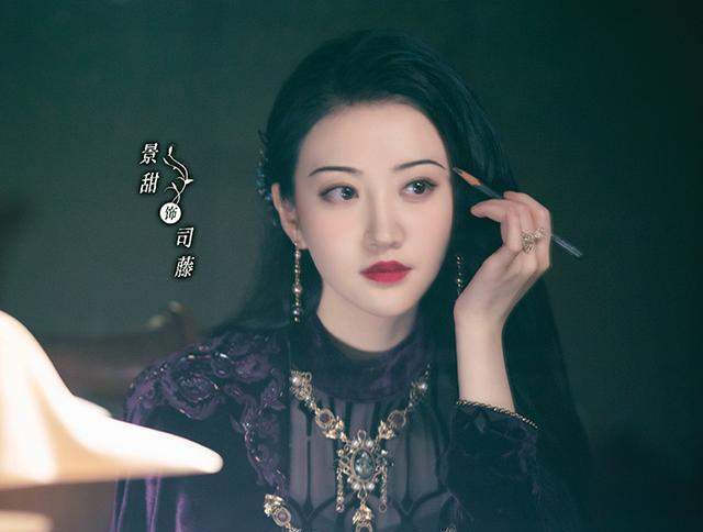 景甜|景甜真好甜，笑容甜曲线美，素颜如清水芙蓉般，不愧是人间富贵花