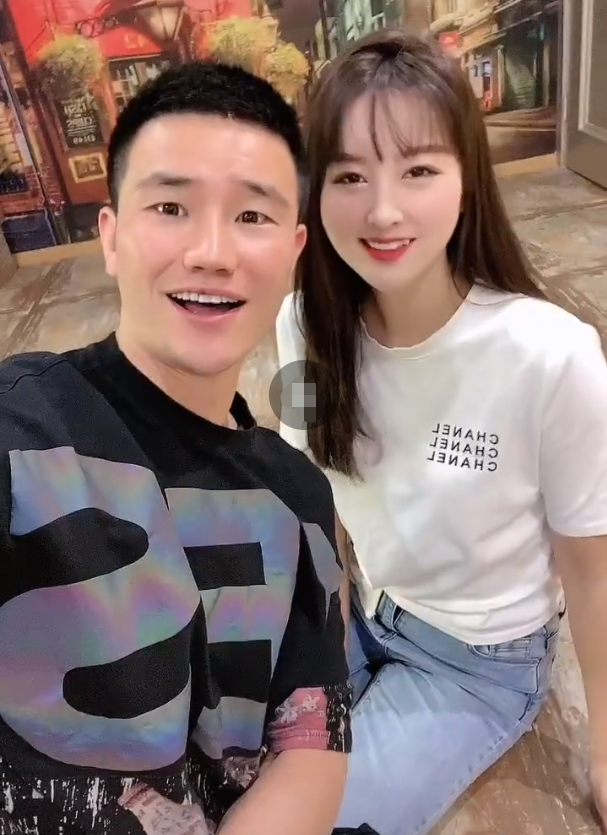 卓伟|嘎子与小8岁娇妻同框，身材窈窕蝎子腿惊艳，豪宅奢华大到能练武