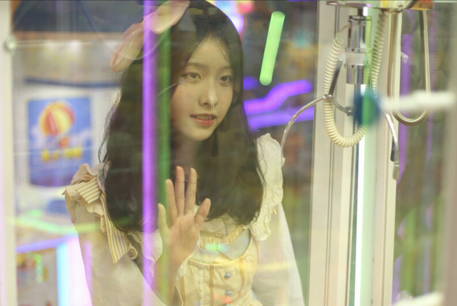 21岁女孩不顾反对，嫁给一个穷小子，八年后