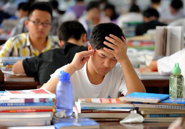 |孩子出现这种情况要注意，表面看似很上进，实则却是“新型啃老”