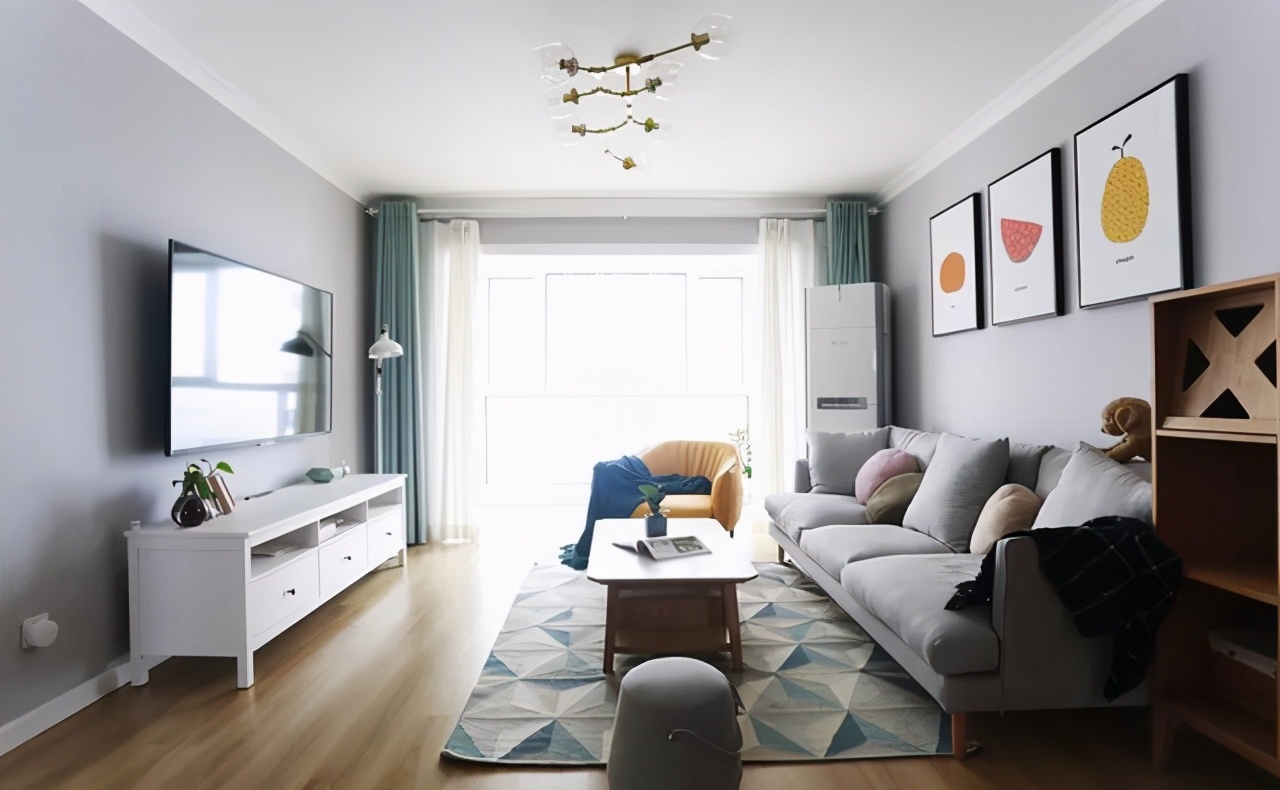 极简风的新房入住，入户就被开放式的设计迷住，整体大气又温馨