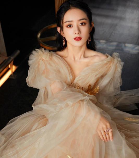 赵丽颖|赵丽颖近照被曝光，面容显憔悴，瘦成“纸片人”，粉丝表示很心疼