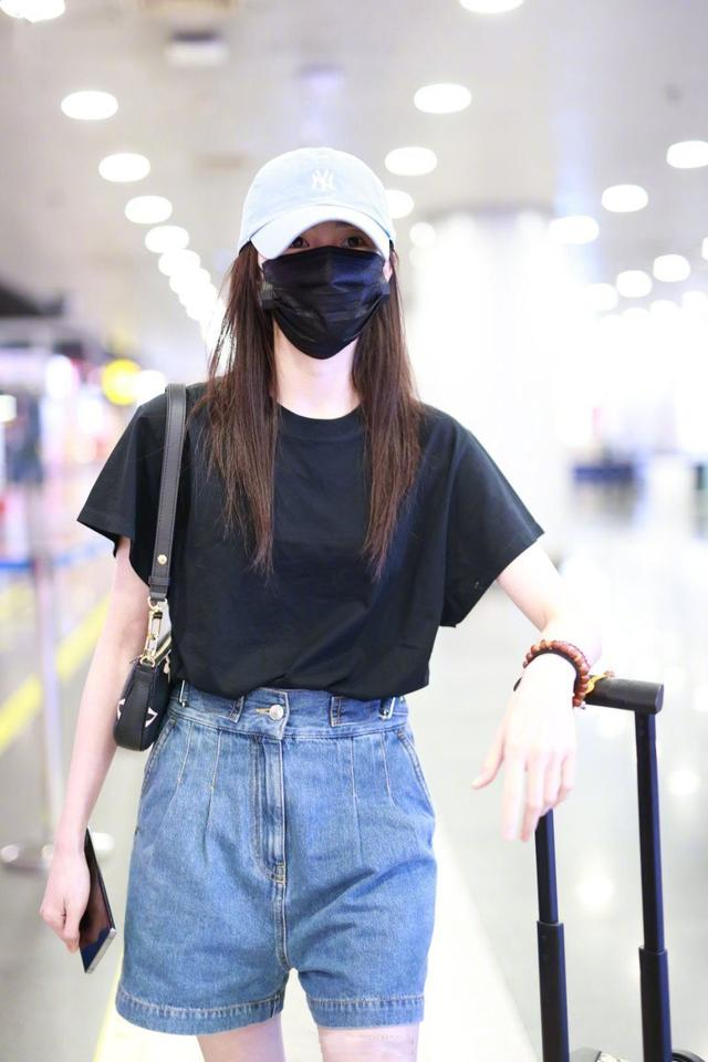 潮帮先生|刘浩存真会打扮自己,光腿配男友外套秀身材,笑出月牙眼像学生妹