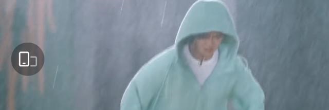 任嘉伦|任嘉伦穿蓝衣录制节目，一路奔跑很开心，像极了校园的学长