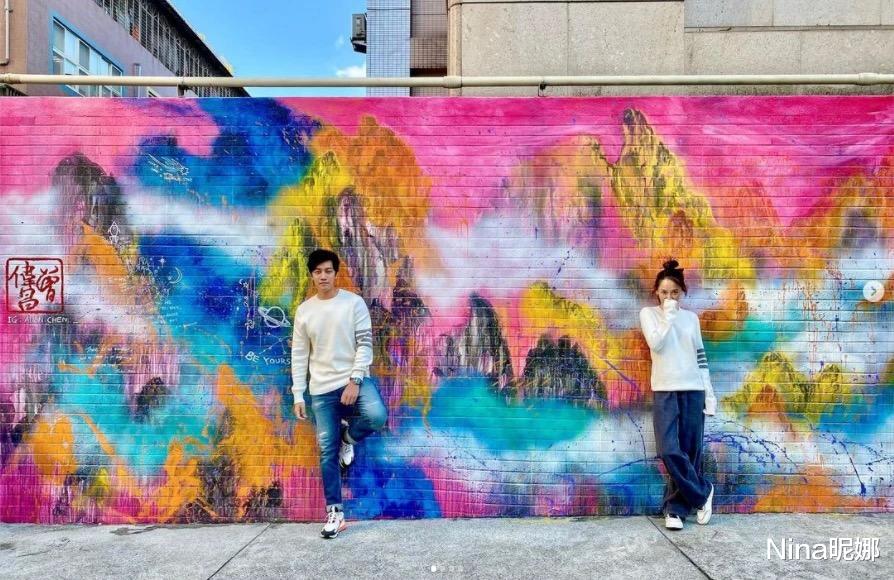 陈乔恩|陈乔恩罕见秀恩爱,穿卫衣情侣装幸福感满满,小男友正面帅似明星