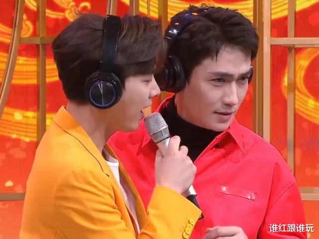 李易峰|李易峰搂着朱一龙的腰，传声：爱你一万年！春晚进行时互动太甜了