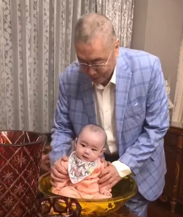 刘诗昆|刘诗昆81岁生女儿完胜大刘,两人娇妻罕见同框,甘比让C位情商高