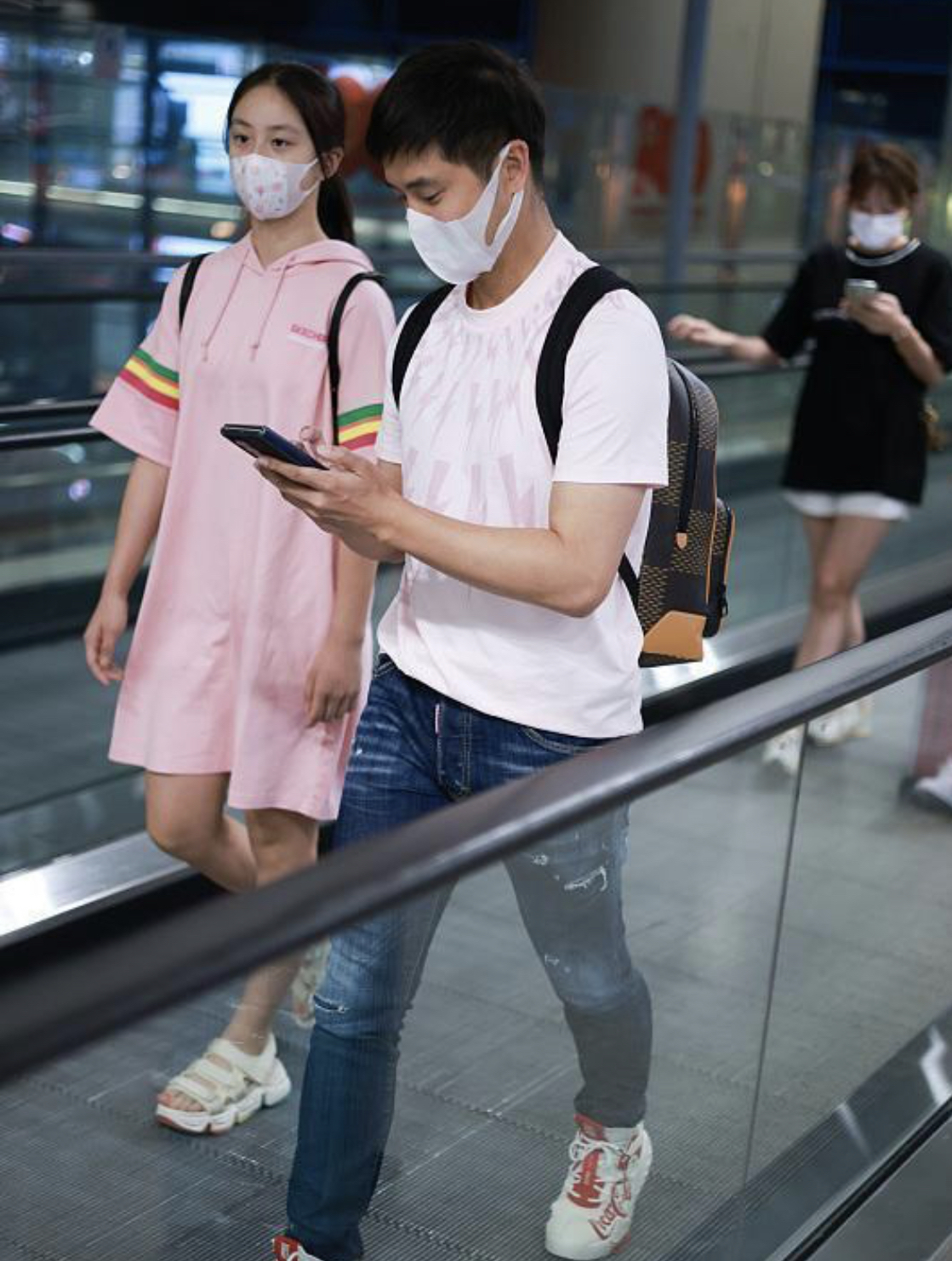 闲鱼有话说|田亮一家四口真接地气，4人穿基础款走机场，森碟身高快赶上爸爸