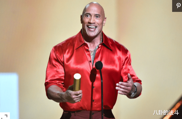 约翰逊|巨石强森,在 2021 年人民选择奖上荣获人民冠军奖。