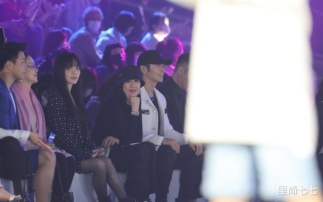 贾云馨|甜馨要出道？T台首秀化浓妆红唇太成熟，鞋子太大走路变“顺拐”