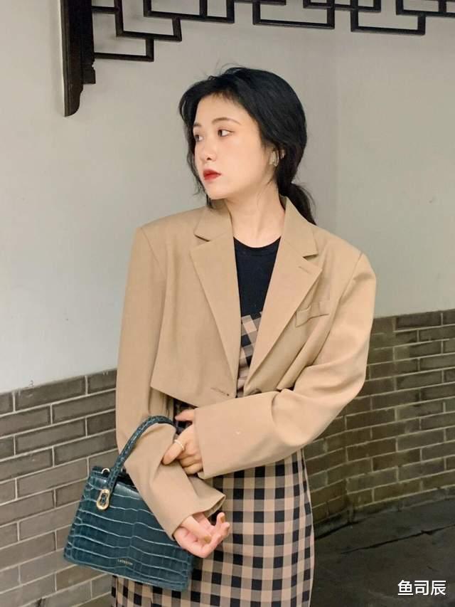 鱼司辰|做“微胖圈”独一无二的女生，姜黄色衬衫配牛仔开叉裙，显高显瘦