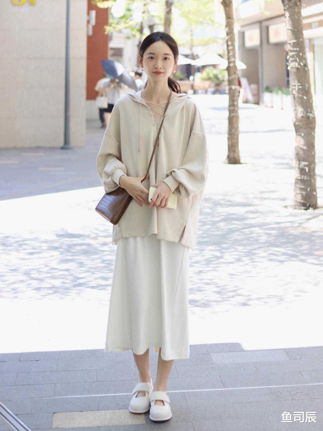 鱼司辰|话说，墨绿色西装搭配白色烟管裤真的美！今年流行这样穿，超好看