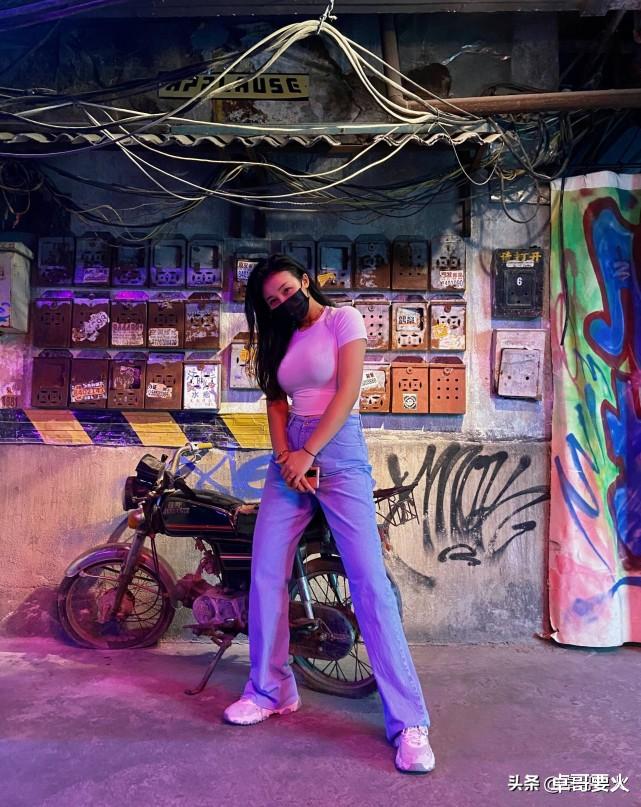 卓哥要火 亚洲最美篮球主播张曼源以“身”作则，将普通t恤穿出了个性