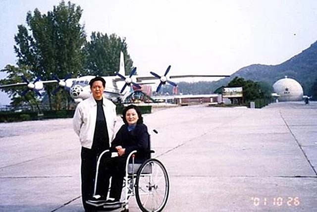 新婚夫妻遭遇地震,妻子高位截瘫终身不育,飞行员丈夫不离不弃