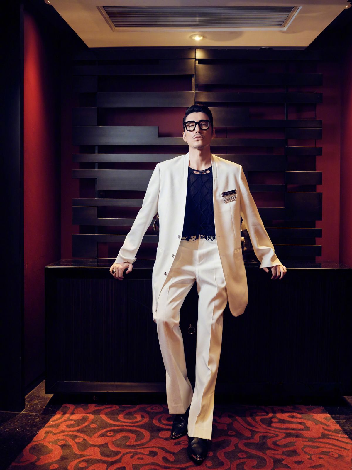 男士穿衣搭配杂志 胡兵真大胆,51岁敢穿“半透明”打底衫亮相,这造一般人驾驭不了