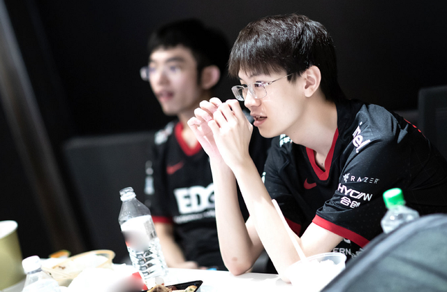 edg战队|FPX和EDG要遭了？两个半区唯一战胜过他们的队伍，竟相遇四强