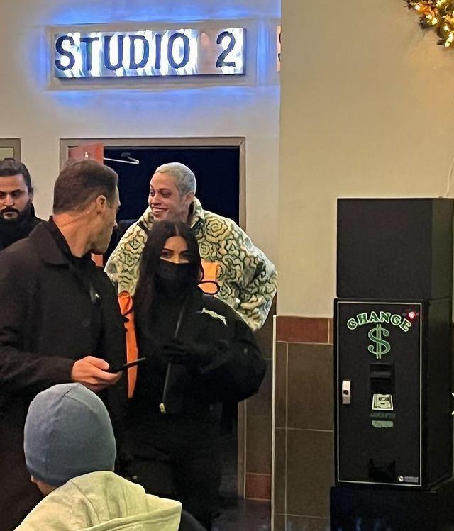 金·卡戴珊|金·卡戴珊到男友家乡，看电影约会，28岁鲜肉涂大红甲油得意洋洋