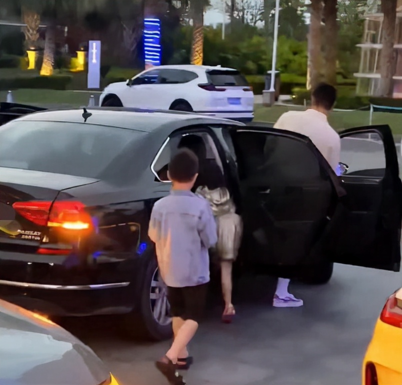 霍思燕|杜江夫妇出游，霍思燕赘肉抢镜胖若两人，网友笑言：不懊恼自己了