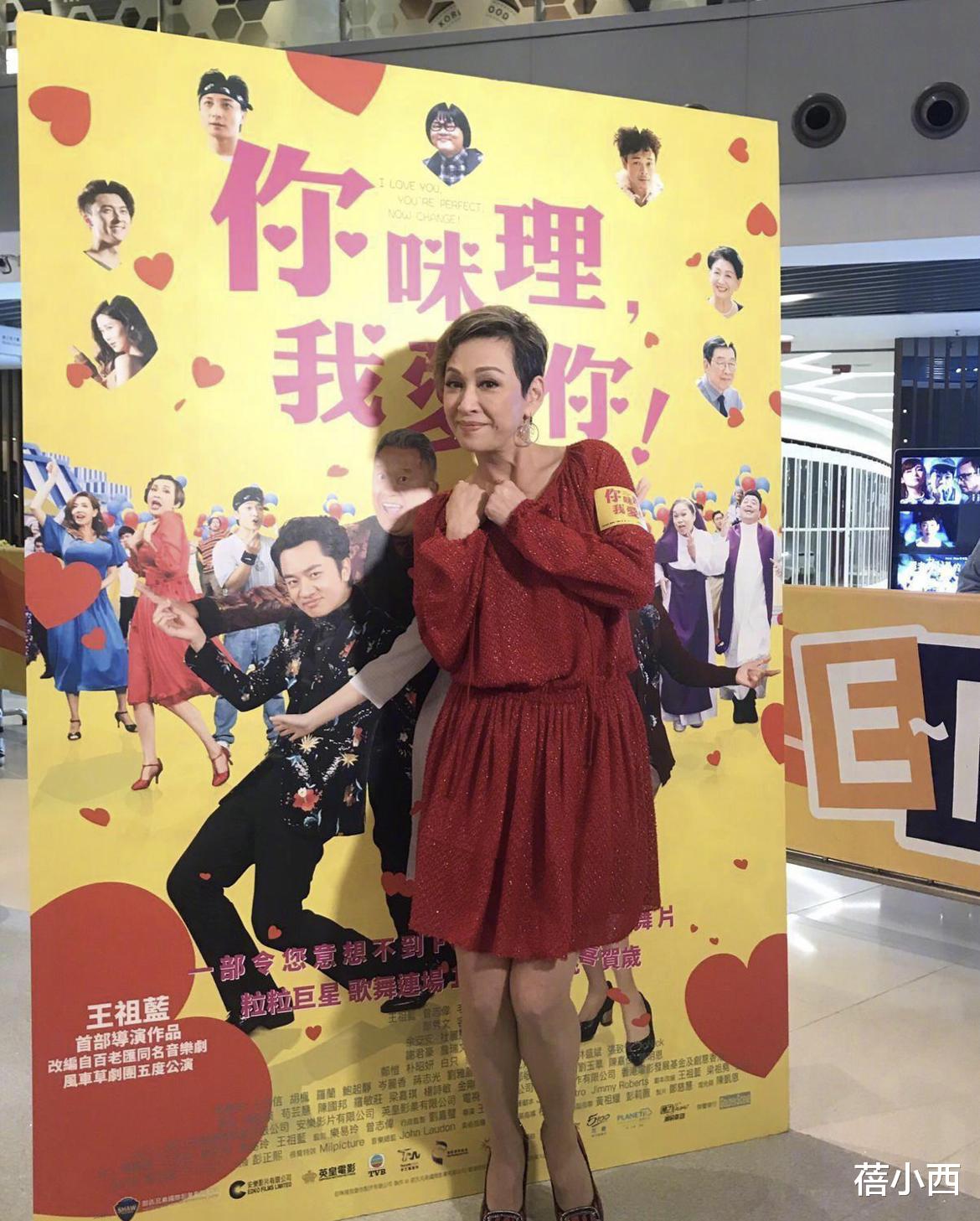 蓓小西|61岁余安安越老越敢穿，小黑裙配黑丝袜时髦洋气，戴上手套大加分