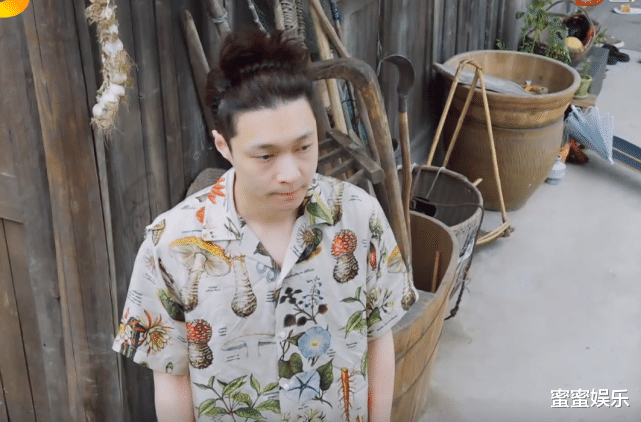 黄磊|张艺兴做5道菜8个人不够吃，彭彭帮忙被忽视，黄磊夸赞背后是偏爱