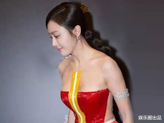 秦岚|秦岚穿圆领长裙亮相，被质疑秀身材博眼球，领口设计成了槽点