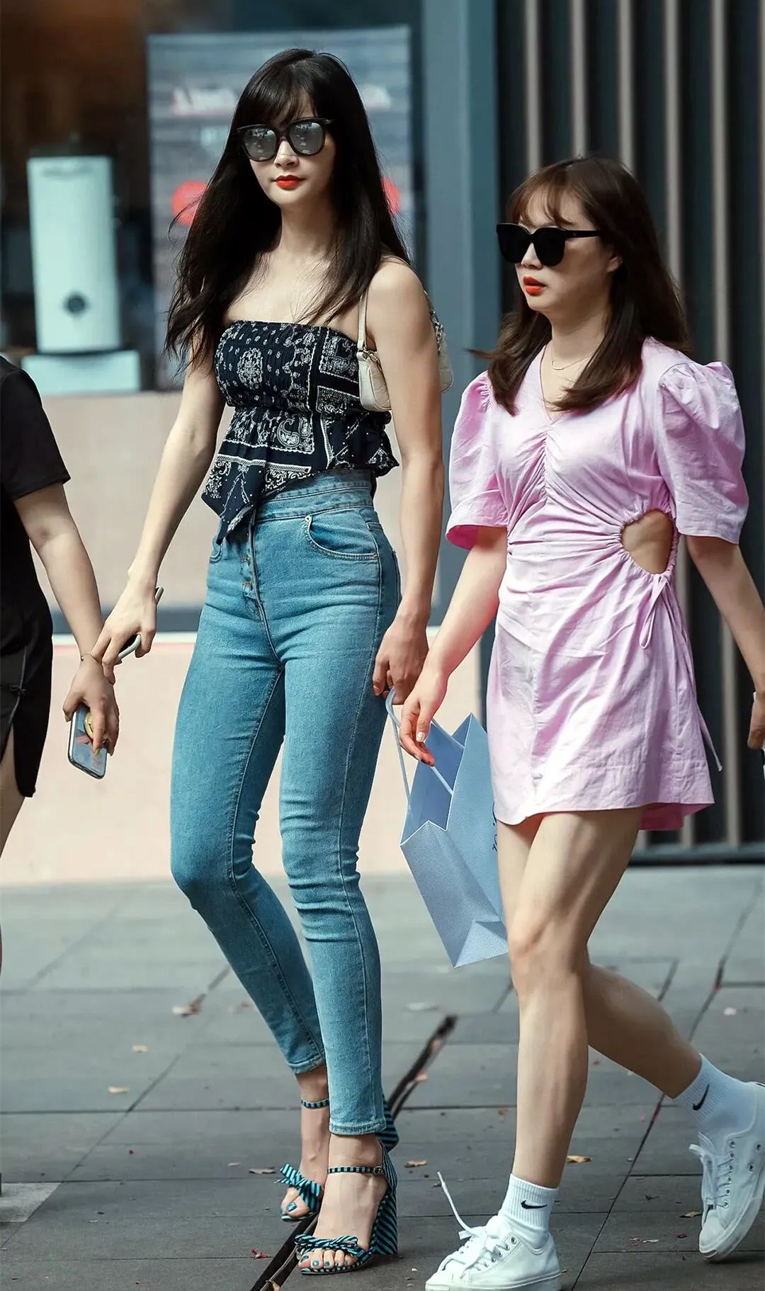 时尚穿搭女装|街拍：穿牛仔长裤的时尚女生，释放魅力女人味