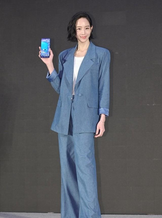 波波的时尚|张钧甯衣品太好了，穿雾霾蓝西装显高挑，光看腿长就有“1米8”