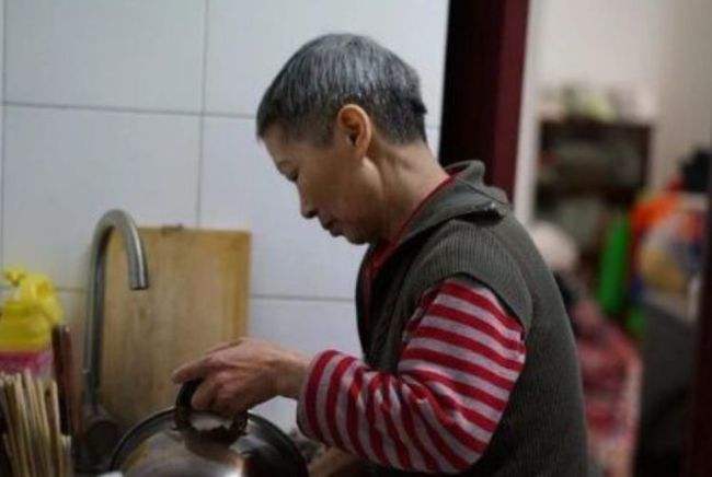 6旬老太冒死生龙凤胎,丈夫瘫痪在床,打七份工捡破烂养活孩子