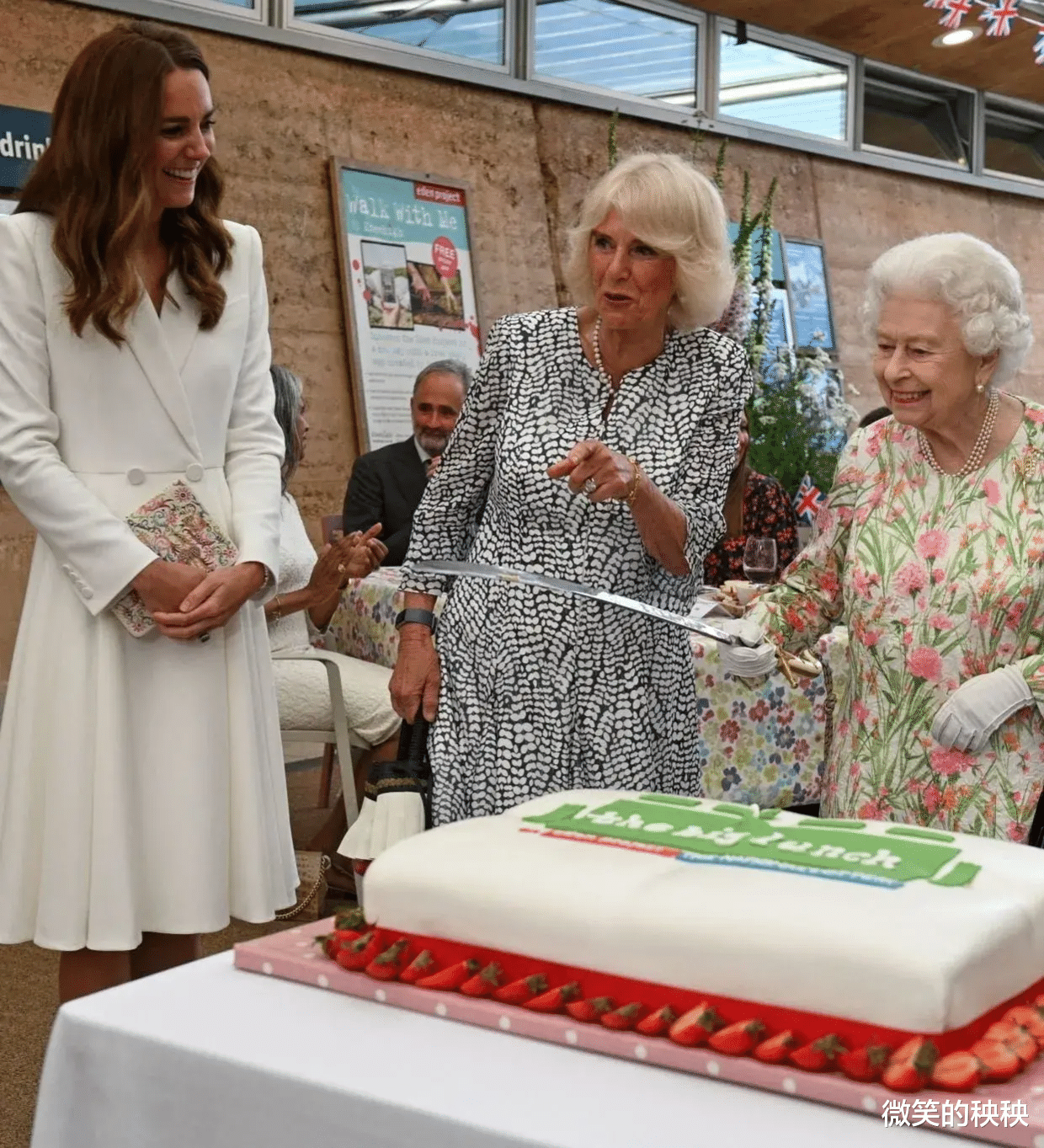 微笑的秧秧|凯特王妃低调乖巧，卡米拉高调“恩爱秀”，小白裙的魅力无人可挡