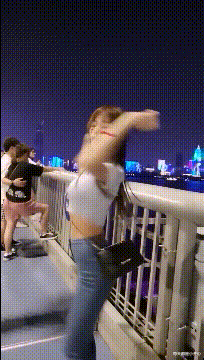 大爷 六十五岁的门卫周大爷因屡次遭到校花骚扰，被迫提出辞职，称现在的年轻人真让人受不了