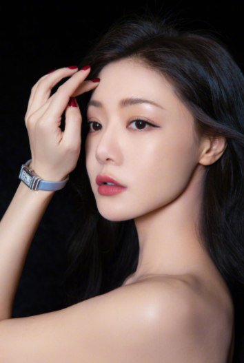 张静初|让央媒1天内“疯狂”宣传6次,于谦送祝福,秦霄贤新片有多受宠?