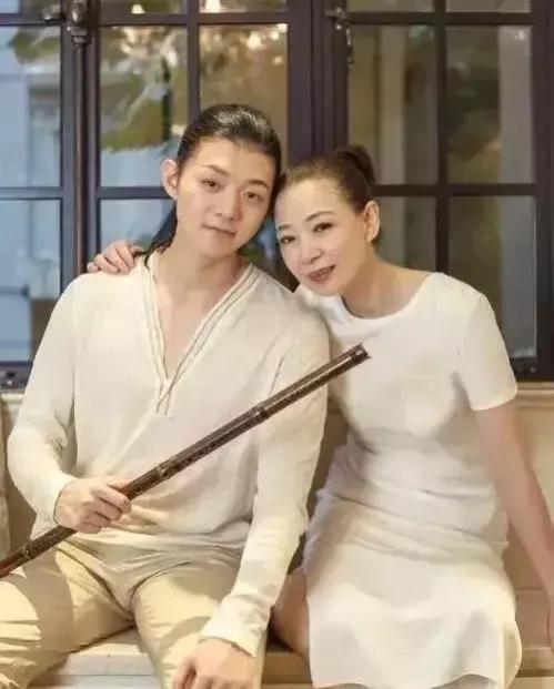 半城炊烟的情感故事|霍尊发长文道歉，澄清和九年女友陈露的过往，你怎么看待？