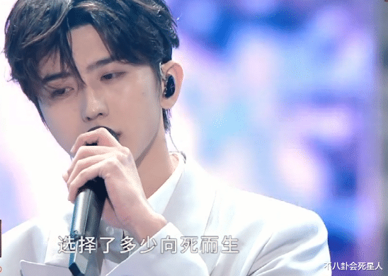 明星|明星状况比晚会更精彩：有人打绷带上台，有人边唱边抖，有人抢戏