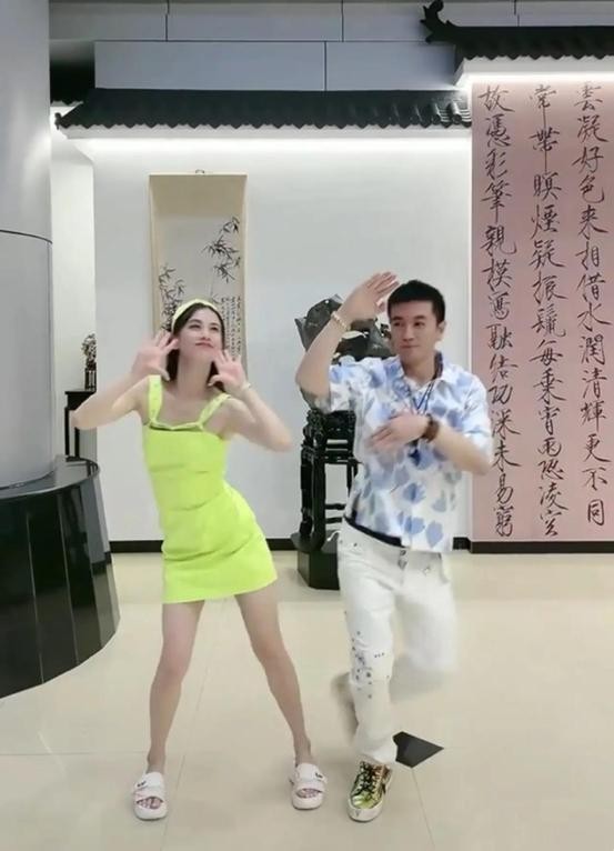 潮流搭配师甜甜|黄圣依和老公热舞，意外露出奢侈豪宅，网友：这就是有钱人的快乐