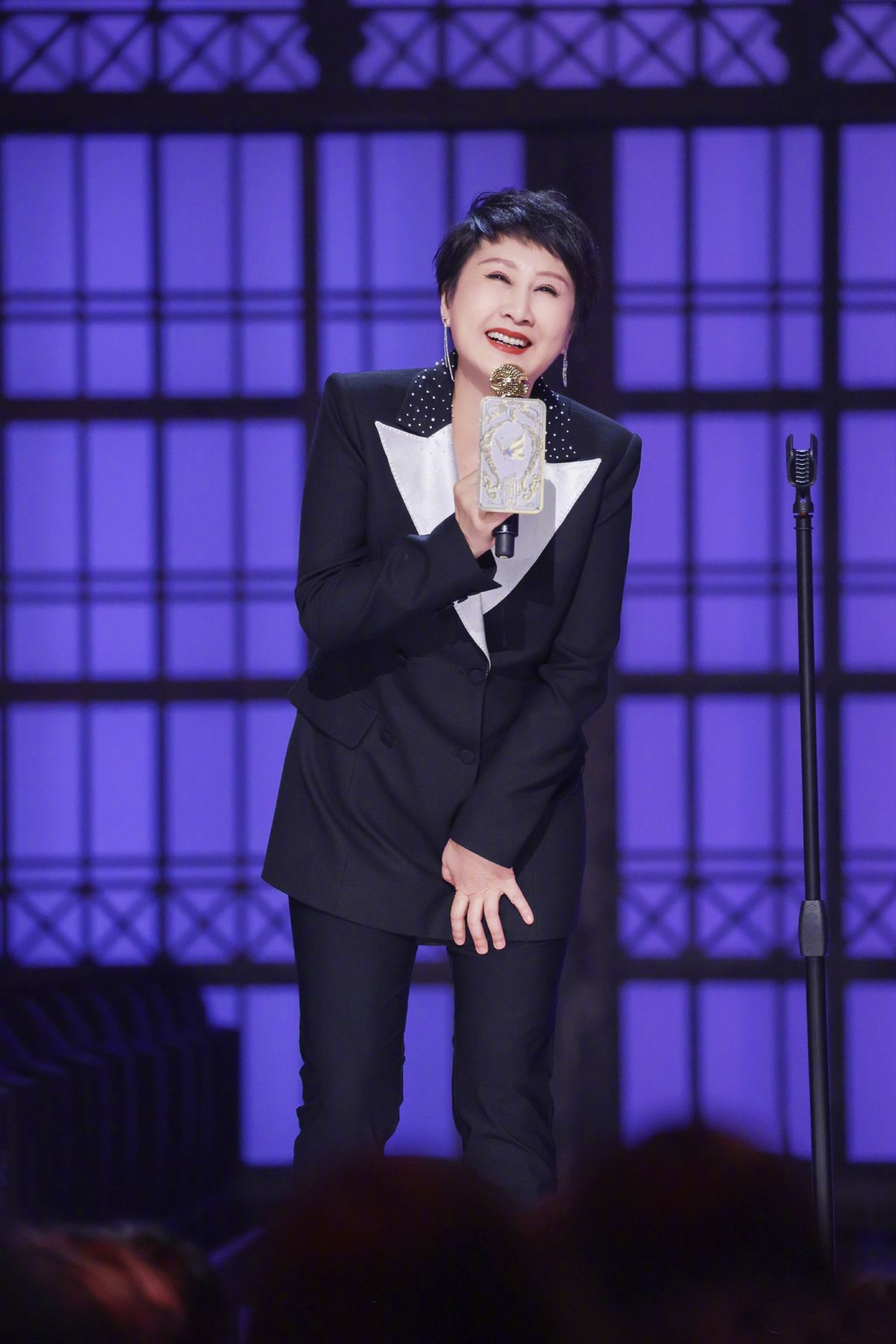 大表姐的时尚圈|59岁张凯丽拒绝“大妈风”，上长下短搭配很时髦，这状态太好了