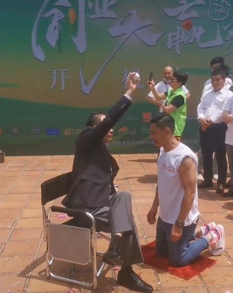 万梓良|63岁万梓良获男星当众下跪拜师，将剩茶倒其头上，还用钱拍打