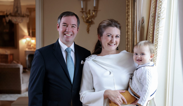 小王子|卢森堡王室最新全家福，40岁寿星不留胡须帅气，夏尔小王子超可爱