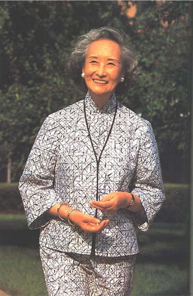 张蕾|张蕾把红大衣穿火了，网友：这个外貌哪里像四十二岁的人？