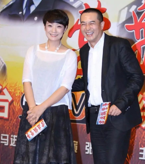 闲鱼有话说|张嘉译携老婆亮相，52岁穿极简黑白美得优雅大气，两人看着真登对