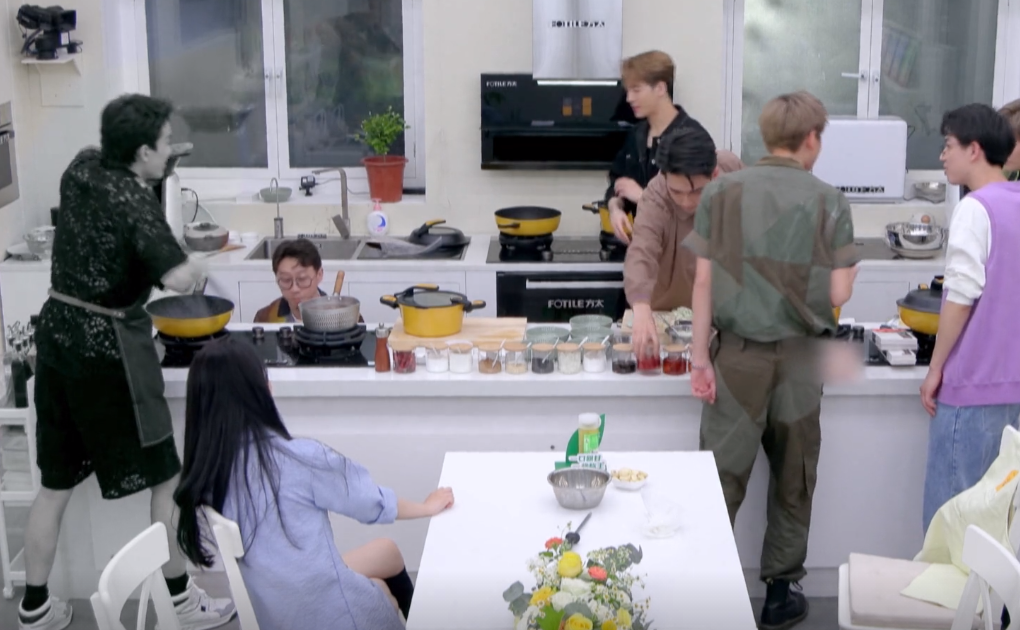 赵丽颖|如何评价赵丽颖在《拜冰7》里的这个坐姿？