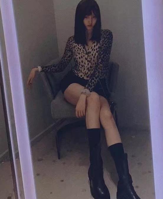 关晓彤|关晓彤越来越大胆，故意穿最小号短裤，蹲下时腿围令男粉懵圈了