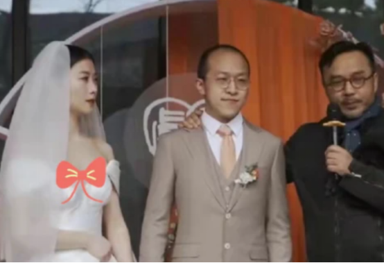 汪涵|汪涵一家三口现身亲戚婚礼，儿子坐在杨乐乐腿上，五官与汪涵太像