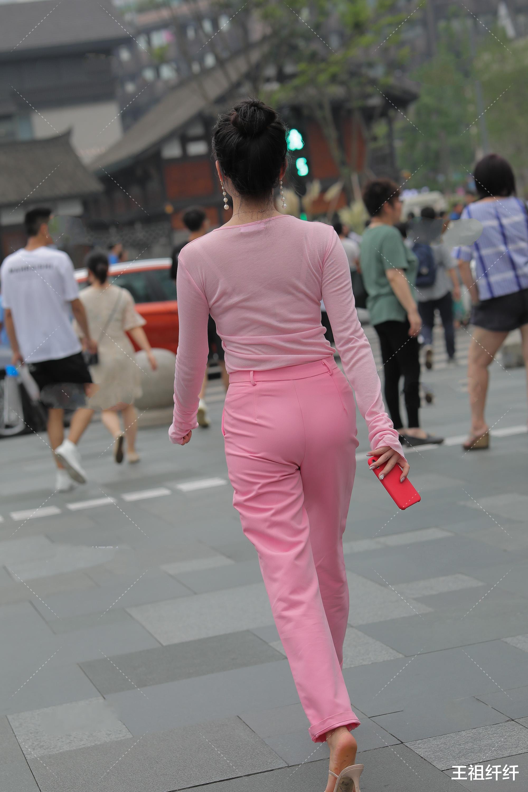 地下城与勇士|粉色圆领长袖打底衫，粉色西装裤，和配饰进行搭配温柔职场风