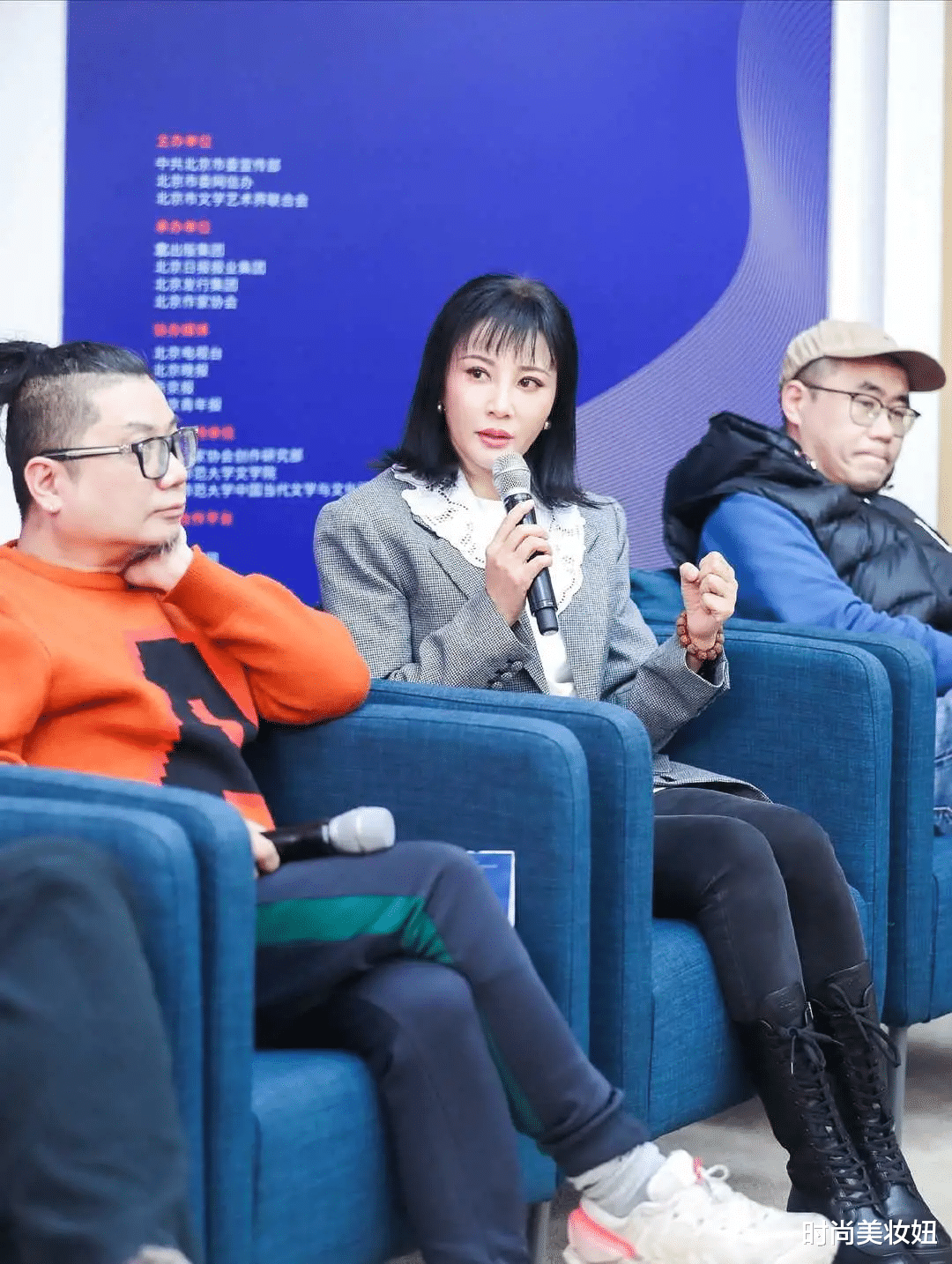 粉色|陶红虽到了大妈的年纪，却拥有“少女”的身材，曲线感美爆了